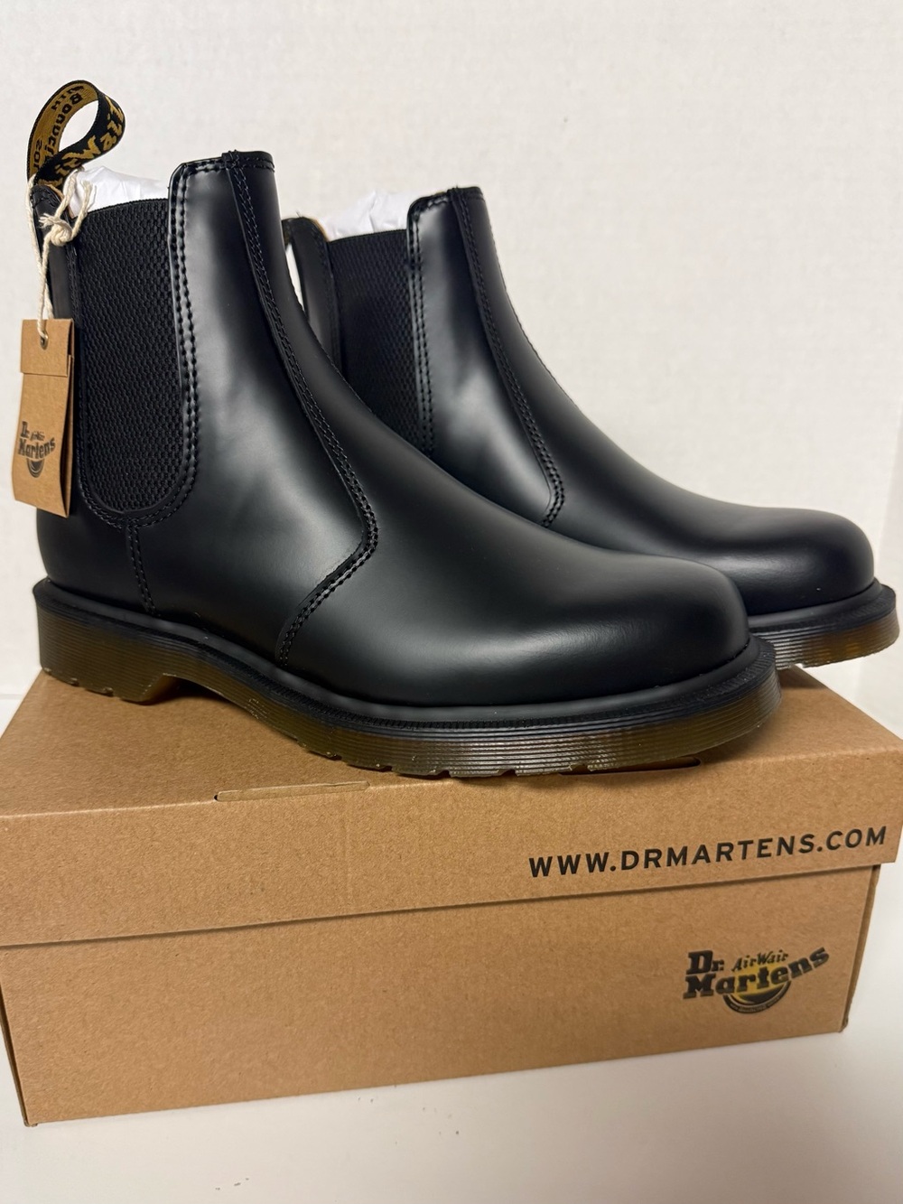 NWT DR MARTENS 2976 SLIP RESISTANT Leather Chelsea Boots Men’s 8/Women’s 9